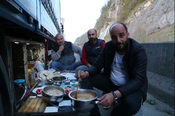 Tır kuyruğunda iftar telaşı