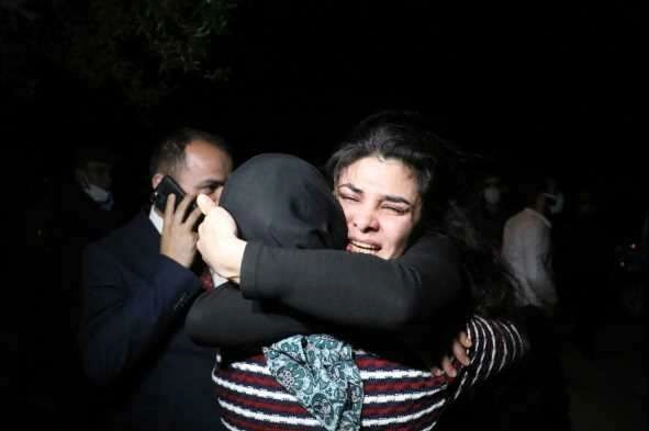 Melek İpek baba ocağında gözyaşlarına boğuldu