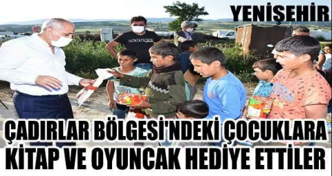 Çadırlar Bölgesi'ndeki çocuklara kitap ve oyuncak hediye ettiler