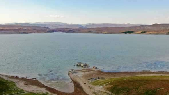 Elazığ'da kuraklık nedeni ile sular çekildi, 75 yıllık okul gün yüzüne çıktı