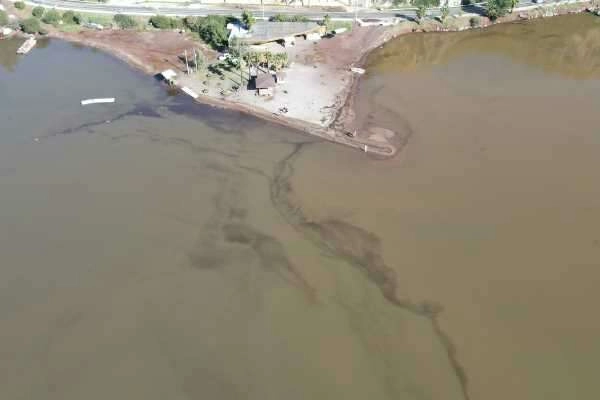 Marmaris'te deniz kahverengiye döndü