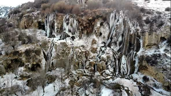 Girlevik Şelalesi dondu, görenler hayran kaldı