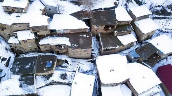 Taş evlerin kartpostallık kış manzarası