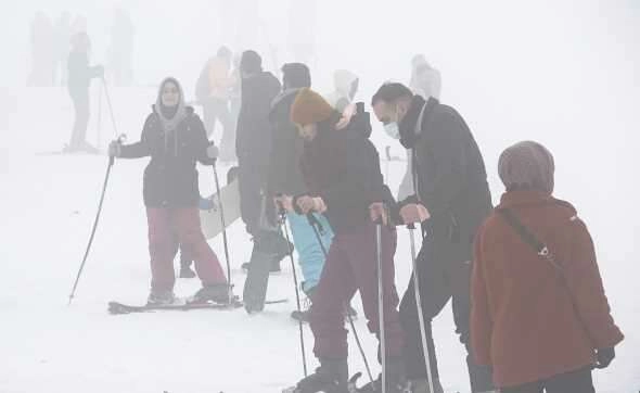 Uludağ'da yoğun sise rağmen pistlerde adım atacak yer kalmadı