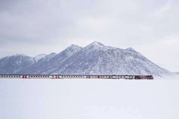 Van Gölü Ekspresinin Kirkor Dağı eteklerindeki muhteşem görüntüsü büyülüyor