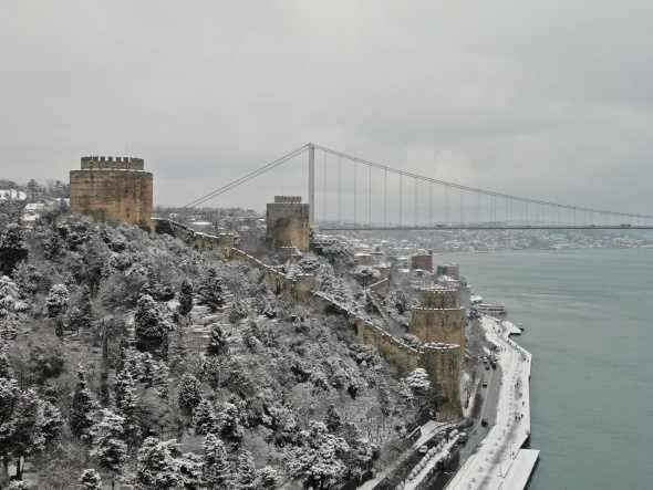 Rumeli Hisarı'nda kartpostallık kar manzaraları