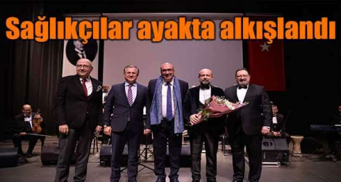 Sağlıkçılar ayakta alkışlandı