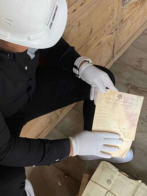 Osman Yüksel Serdengeçti'nin restorasyon yapılan tarihi evinde gizli bölme ortaya çıktı