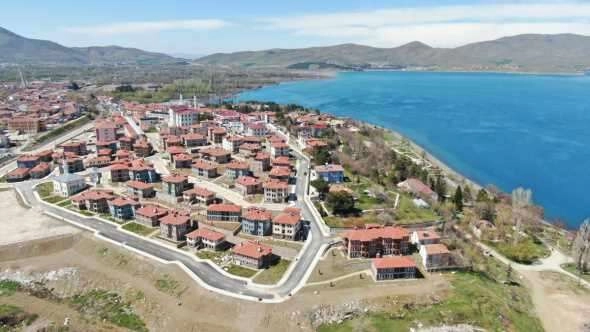 Böyle TOKİ görülmedi, göl manzaralı 305 adet konut 86 adet iş yeri