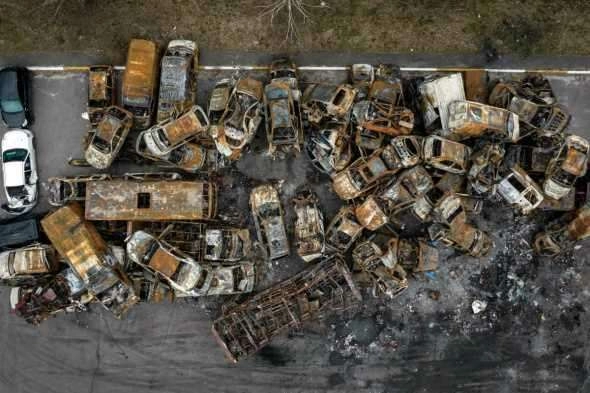 Irpin'de saldırılarda hasar gören araçlar hurdaya çekildi