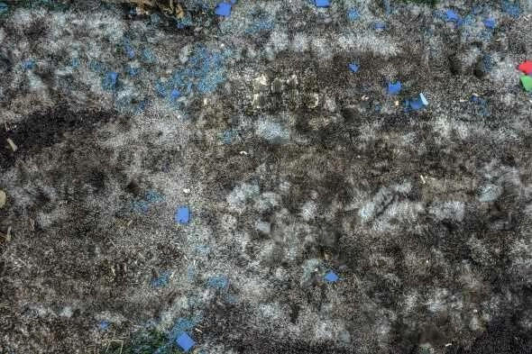 Gostomel'de milyonlarca renkli şişe etrafa saçıldı