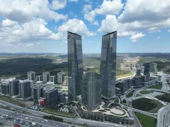 İstanbul'da işçilerin zorlu gökdelen mesaisi