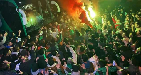 Frutti Extra Bursaspor’a taraftarından muhteşem karşılama