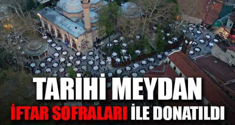 Tarihi meydan, iftar sofraları ile donatıldı