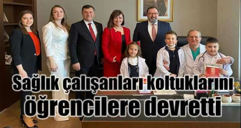 Sağlık çalışanları koltuklarını öğrencilere devretti