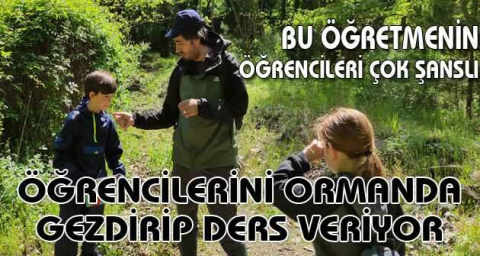 Öğrencilerini ormanda gezdirip ders veriyor