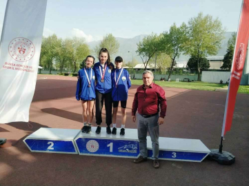 Osmangazili atletler zirveden inmiyor