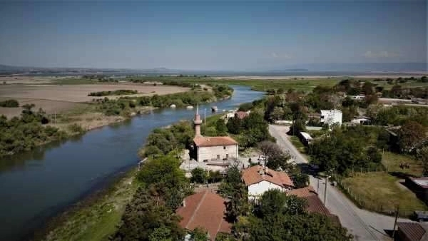 İbadete açılan tarihi cami manzarasıyla büyülüyor
