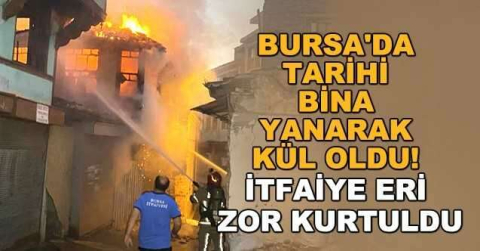 Tarihi bina yanarak kül oldu