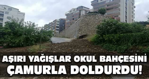 Aşırı yağışlar okul bahçesini çamurla doldurdu