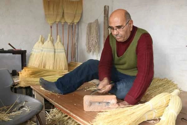 Unutulmaya yüz tutan 'el süpürgeciliği' mesleği