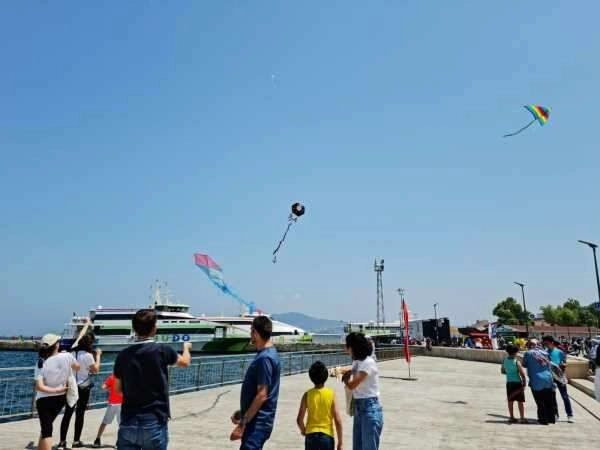 Mudanya semalarında atıklar uçtu