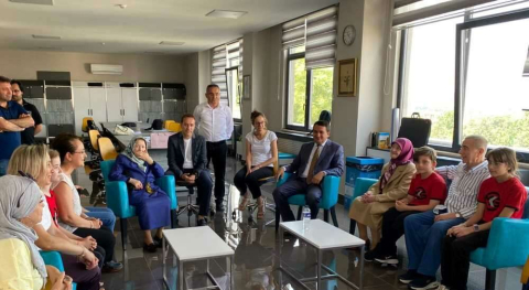 Yaptırdığı okulun öğrencileri çiçeklerle karşıladı