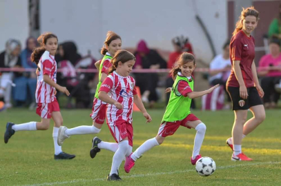 Bordo Beyaz Prensesler sahaya indi