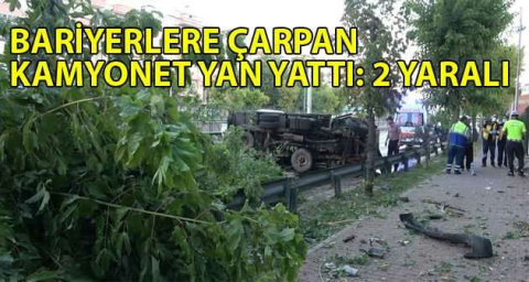 Bariyerlere çarpan kamyonet yan yattı: 2 yaralı