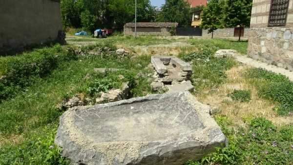 İznik’te Osmanlı’ya ait mezar kalıntıları gizemini koruyor