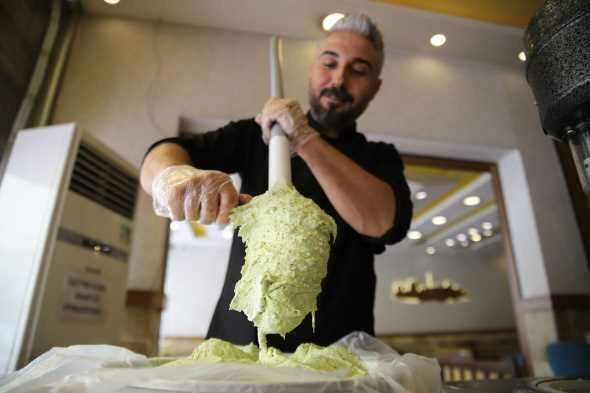 Sıcak yaz günlerinin serinleten lezzeti 'baklavalı dondurma'