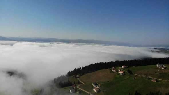 Karadağ Yaylası'nda havadan çekilen görüntüler bulut denizinin eşsiz manzarasını gözler önüne sererken, bulut ve sis den