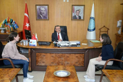 Uludağ Üniversitesi Tıp Fakültesini kazanan ikizlere Rektör’den doğum günü sürprizi