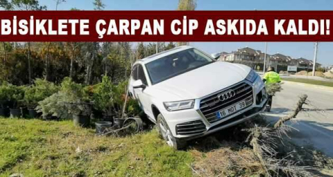 Bisiklete çarpan cip askıda kaldı