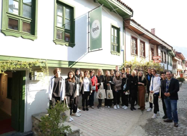 “İpek Mendil” öyküsü