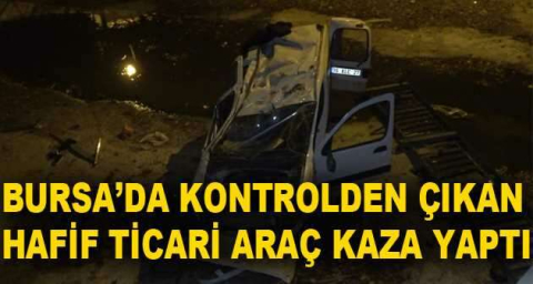 Bursa’da kontrolden çıkan hafif ticari araç 5 metre yükseklikteki köprüden uçtu : 1’i ağır 2 kişi yaralandı