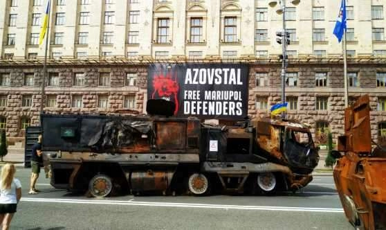 Kiev'de Rus ordusunun ele geçirilen askeri teçhizatları sergileniyor