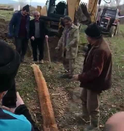Tıkanan su borusundan 6 metrelik kök çıktı, köylüler şaşırdı: 'Boa yılanı geliyor'