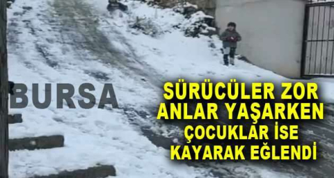 Karın yağdığını gören çocuklar, sokaklara akın ederek tadını çıkardılar