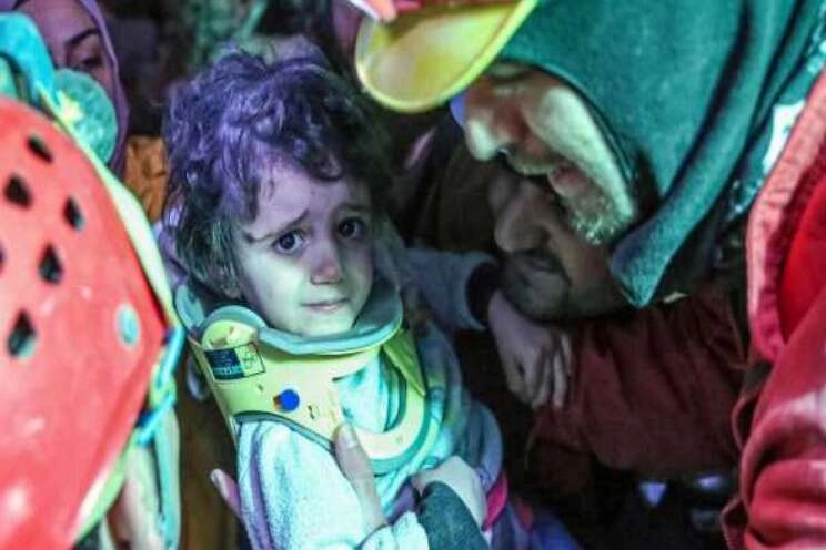 Enkazlardan saatler sonra umutları yeşerten haberler geldi