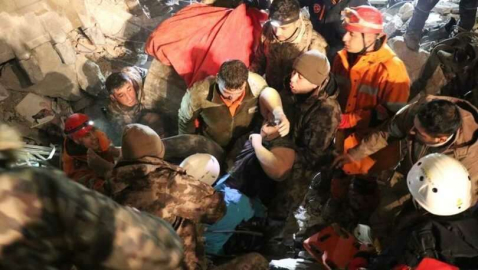 Enkazdan günler sonra sağ çıkarılan vatandaşlar sevindiriyor