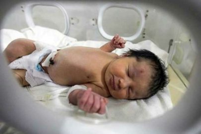 Enkazda doğan bebeğin bulunduğu hastaneye silahlı saldırı