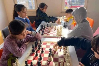 Balıkesir'de depremzede gençlere satranç eğitimi verildi