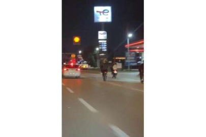 Motosikletli gençlerin trafikteki tehlikeli hareketleri kameralarda