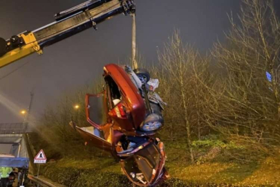 TEM'de feci kaza! Otomobil hurdaya döndü