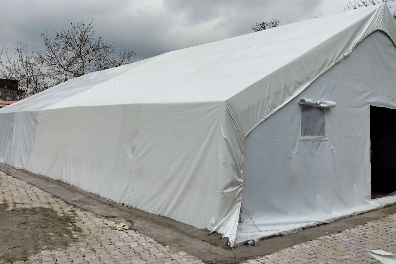 Depremde hasar gören Hacılar Merkez Camii, cemaatini çadır mescitlerde ağırlayacak