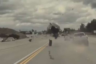 Araçtan fırlayan tekerlek, diğer araca takla attırdı