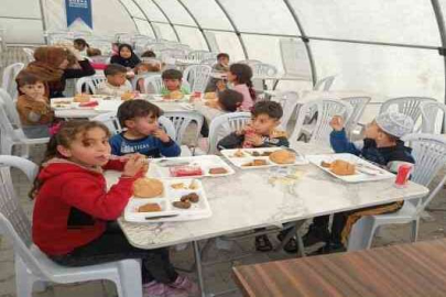 Küçük depremzedelere erken iftar