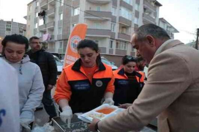 Gemlik Belediyesi binlerce kişiye iftar veriyor