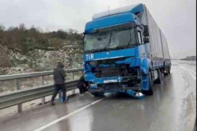 Freni boşalan tır, ambulans ve 3 araca çarptı